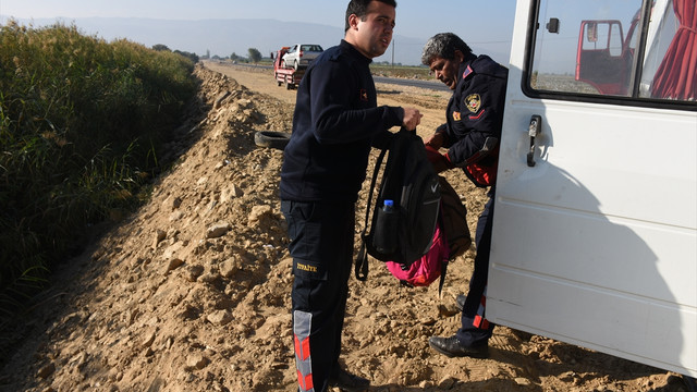 Öğrenci servisi su kanalına devrildi: 10 yaralı