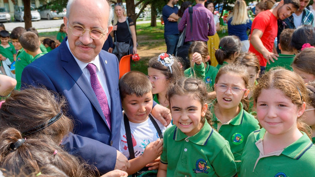 Öğrenciler boyadıkları kuş yuvalarını ağaçlara astı