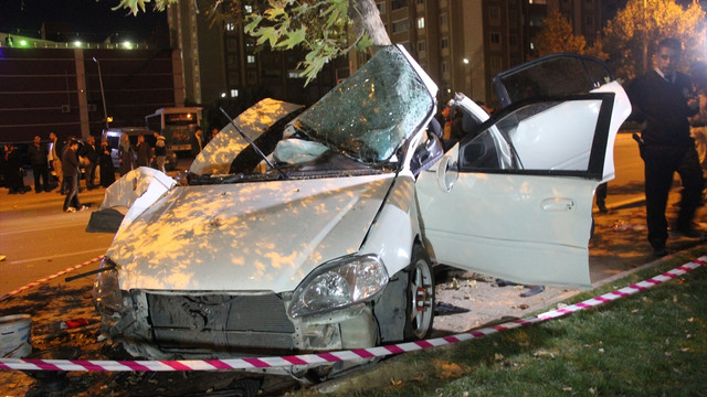 Otomobil ağaca çarptı: 3 yaralı