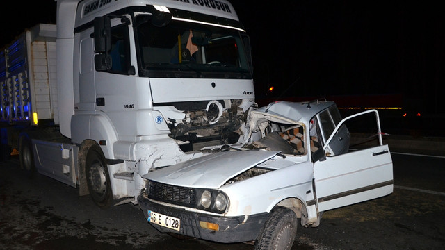 Otomobil ile kamyon çarpıştı: 1 ölü, 2 yaralı