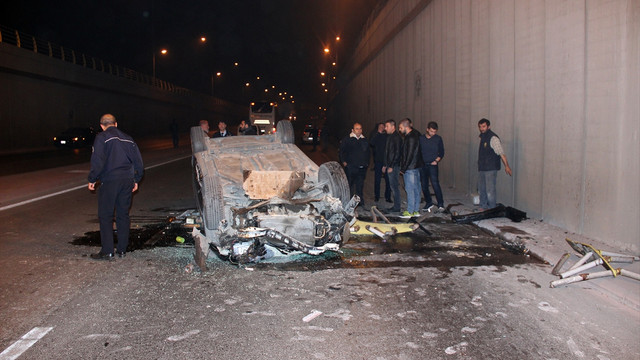 Otomobil köprülü kavşaktan alt yola düştü