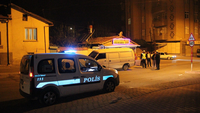 Otomobil, mendil satan kardeşlere çarptı: 1 ölü, 2 yaralı