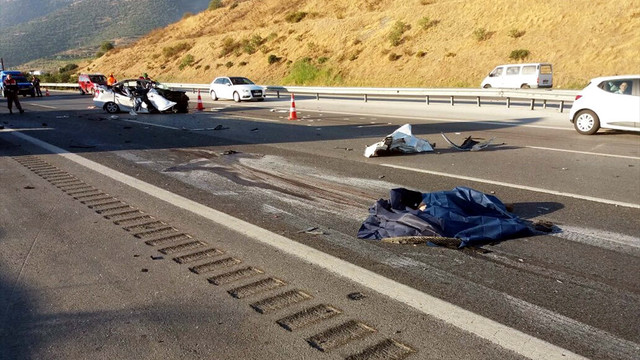 Otomobil park halindeki tıra çarptı: 3 ölü, 2 yaralı