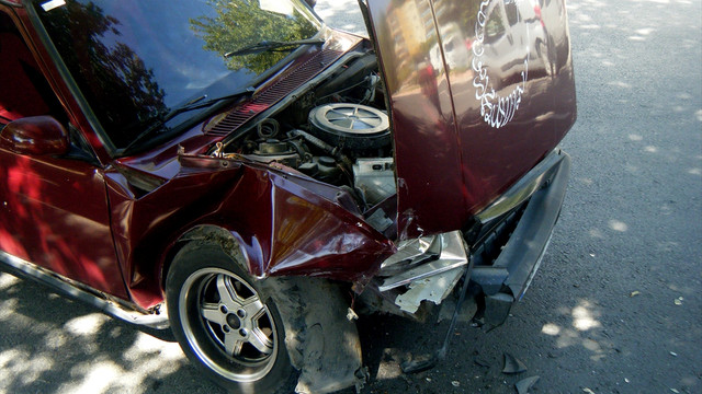 Otomobilin radar aracına çarpması kameraya yansıdı