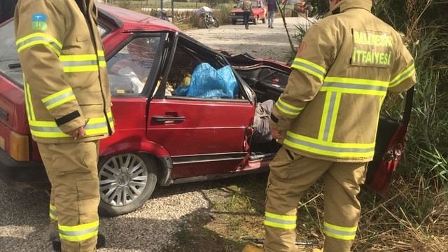 Otomobilin üzerine ağaç devrildi: 1 ölü, 1 yaralı