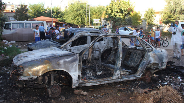 Oyun oynayan çocuklar otomobilleri yaktığı iddiası