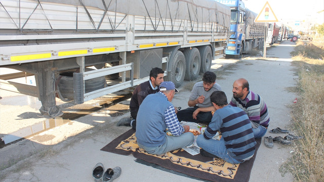 Pancar teslimi için günlerce sıra bekliyorlar