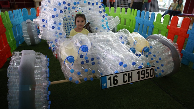 Pet şişelerden otomobil yaptılar