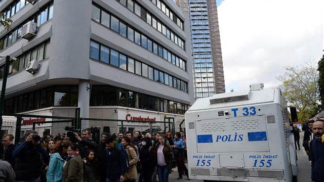 Cumhuriyet gazetesinde operasyon sürüyor! Gözaltılar var! Can Dündarın evinde arama yapılıyor