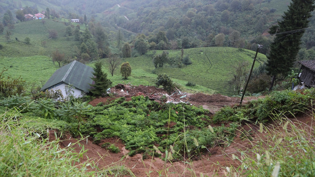 Rize'de toprak kayması: 2 ölü