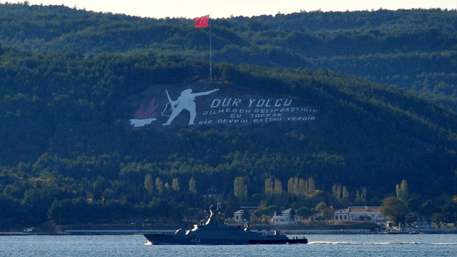 Rus savaş gemileri Çanakkale Boğazı'ndan geçti