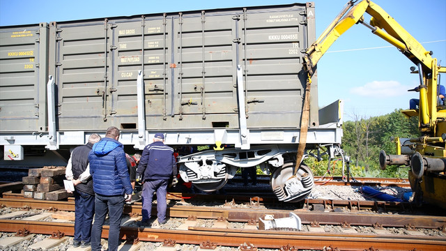 GÜNCELLEME - Sakarya'da iki tren çarpıştı: 3 yaralı