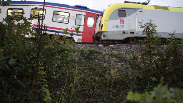 Sakarya'da iki tren çarpıştı: 3 yaralı