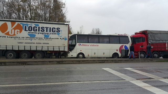 Sakarya'da zincirleme trafik kazası: 6 yaralı