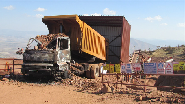 Şantiye basan teröristler araçları ateşe verdi
