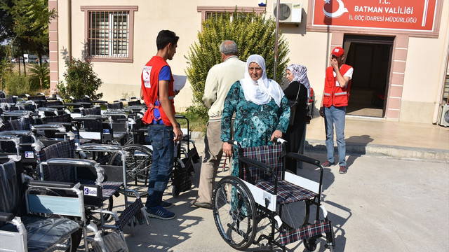 Savaşın engelli bıraktığı 100 sığınmacıya tekerlekli sandalye
