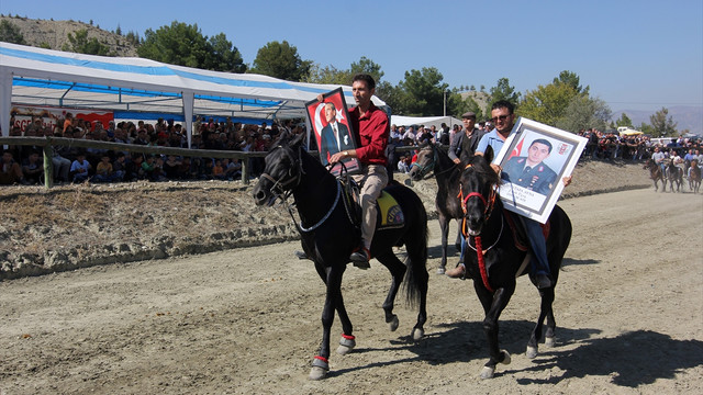 Şehit Mustafa Ayna adına at yarışları düzenlendi