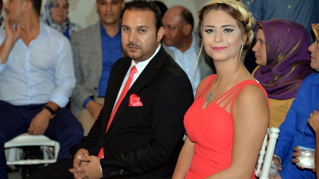 Sevdiği kızı 25 metrelik afiş hazırlayarak istedi