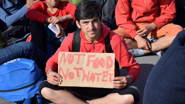 Sığınmacılar Macaristan sınırına yürüyor