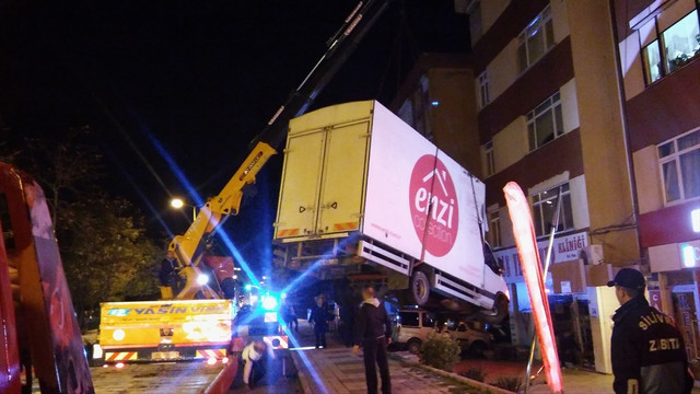 Silivri'de kamyon binaya çarptı: 1 yaralı