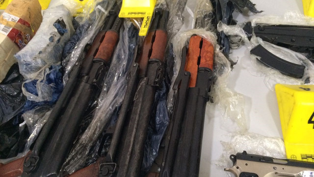 Sınır kapısında suikast silahları ele geçirildi