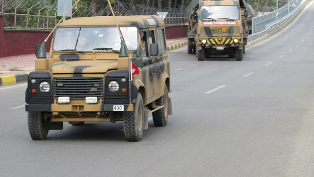 Sınıra askeri sevkiyat