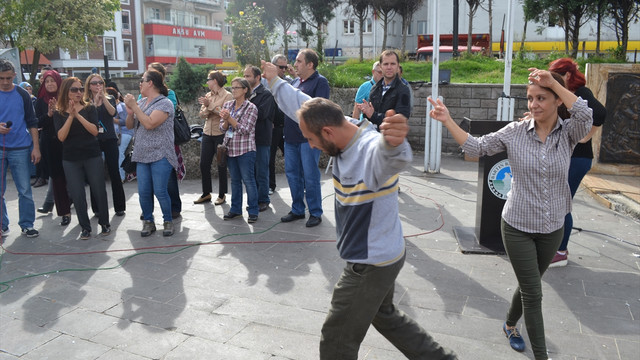 Şizofreni hastalarından sokak tiyatrosu