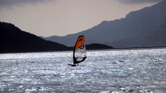 Sörfçülerin lodos keyfi