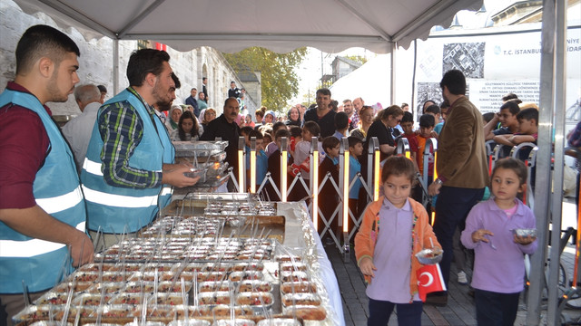 Süleymaniye Camisinde aşure dağıtıldı