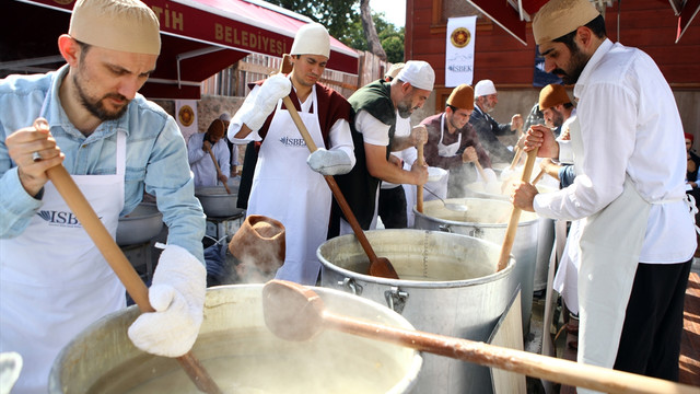 Sümbül Efendi'de aşure kaynatıldı