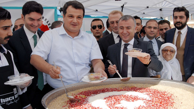 Sur'da 5 bin kişiye aşure dağıtıldı