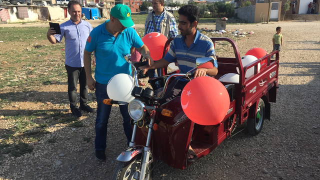 Suriyeli aileye elektrikli araç