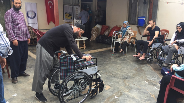 Suriyeli savaş mağdurlarına tekerlekli sandalye yardımı