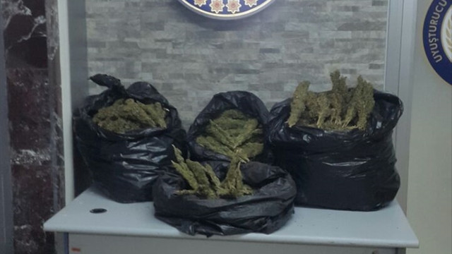 Sürücüsü dur ihtarına uymayan araçtan uyuşturucu çıktı