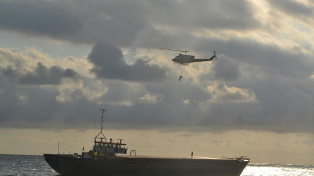 Sürüklenen gemideki mürettebat helikopterle kurtarıldı