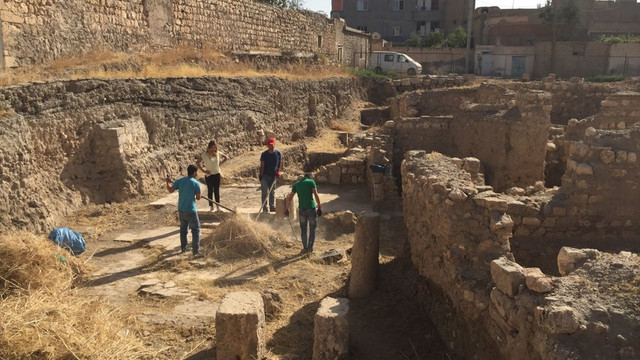 Tarihi mekanlar arkeolog eşliğinde temizleniyor