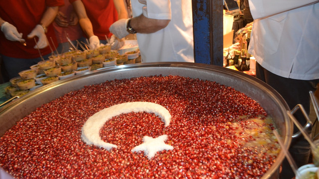 Tarihi Mısır Çarşısı'nda aşure ikramı