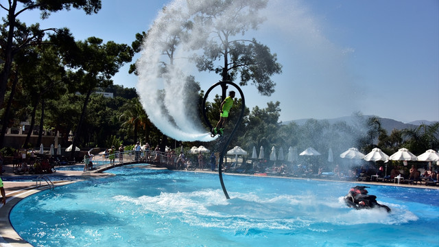 Tatilcilere flyboard heyecanı yaşattılar