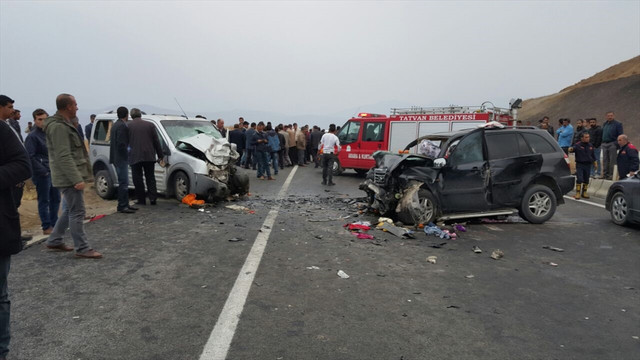 Tatvan'da trafik kazası: 2 ölü, 5 yaralı