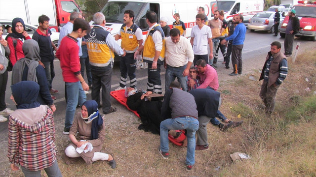 Tekstil işçilerini taşıyan minibüs devrildi: 13 yaralı