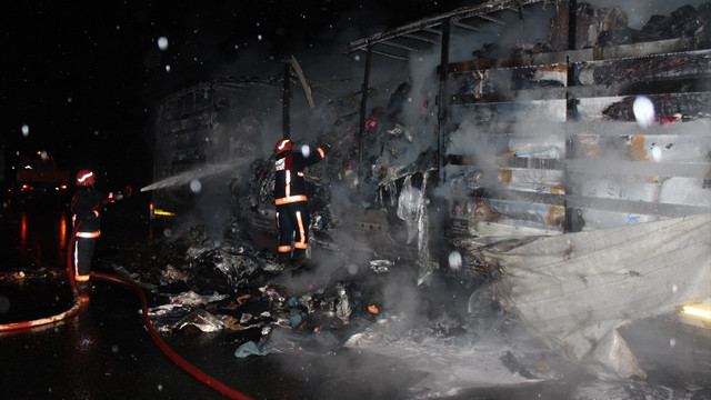 TEM Otoyolu'nda tekstil malzemesi yüklü tırda yangın