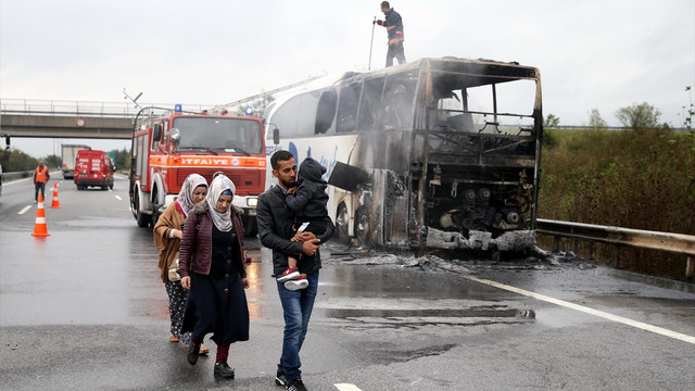 TEM Otoyolu'nda yolcu otobüsü yandı