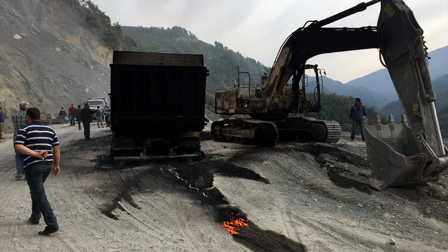 GÜNCELLEME 2 - Teröristler iş makinesi ve kamyonları yaktı