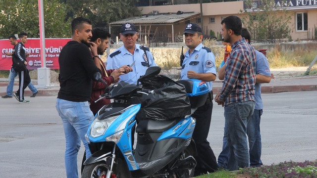 Tören alanından geçmeye çalışınca yakalandı