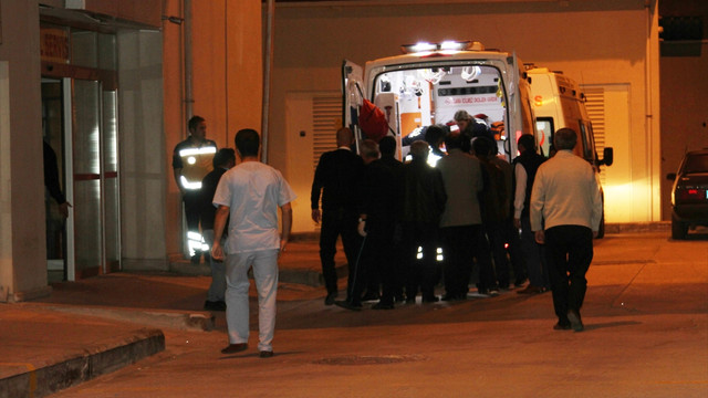 Tüfekle oynarken arkadaşını vurdu