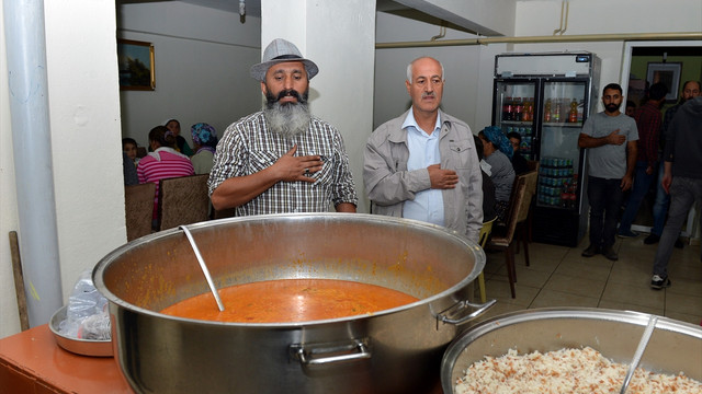Tunceli Valisi Kaymak'tan cemevinde iftar yemeği