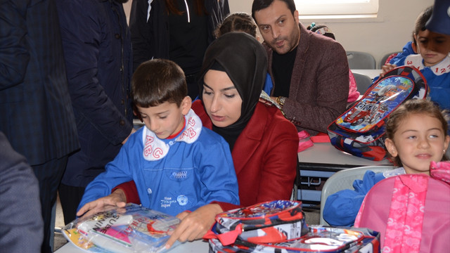 Türk Kızılayından Kars'taki öğrencilere kırtasiye seti