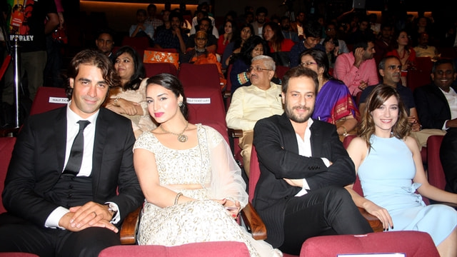 Türk oyuncular, Bollywood yıldızlarıyla kırmızı halıda yürüdü