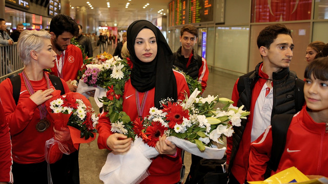 Dünya ikincisi tekvandocular yurda döndü