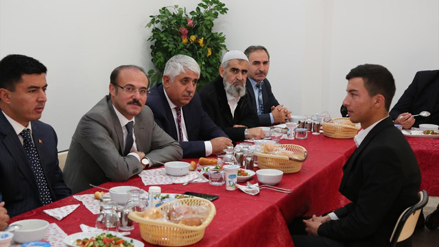 Vali Yurtnaç 15 Temmuz gazisi öğrenciyle bir araya geldi